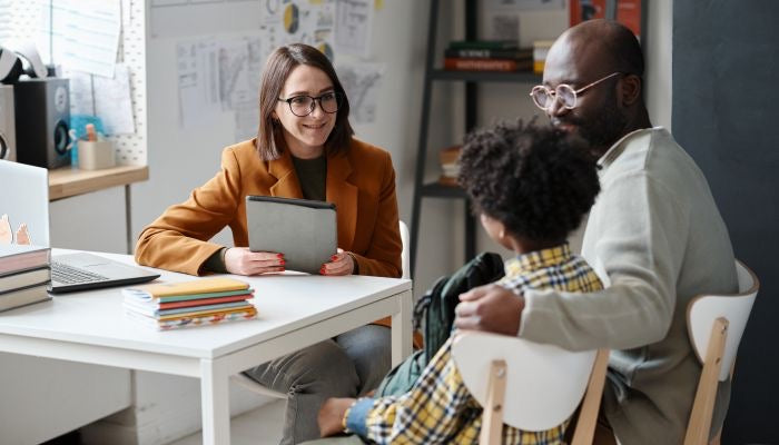 Jouer en équipe (enseignants-parents-enfants) : construire un terrain commun avec les jouets éducatifs