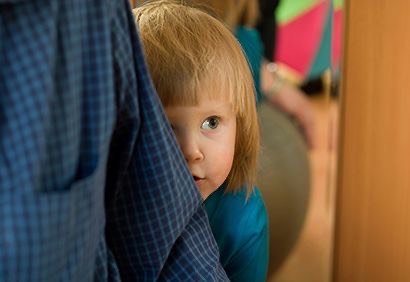 Mon enfant ne veut rien faire seul : comment développer son autonomie sans le brusquer